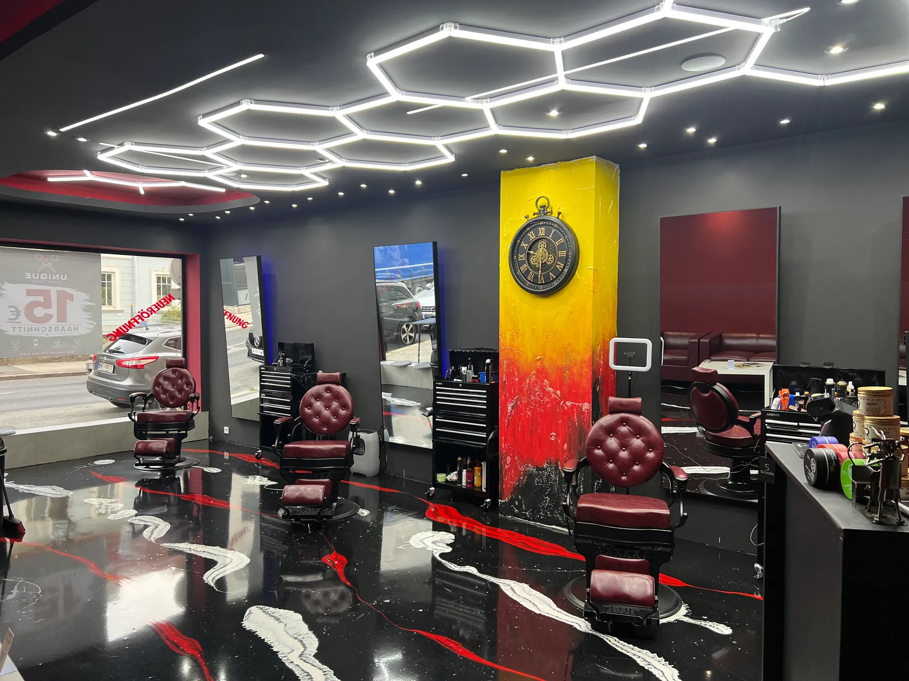 Innenraum der Unique Barber Lounge in Wels